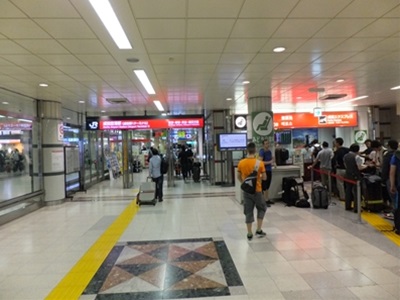 JR-entrance.jpg(58016 byte)