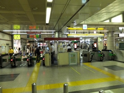 JR-gate.jpg(61221 byte)