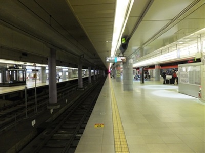 JR-platform1-2s.jpg(51716 byte)