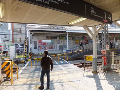 �\������