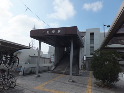 entrance-s.jpg(52474 byte)